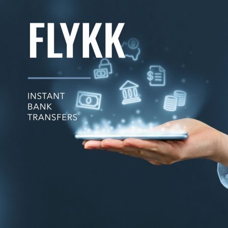 En hand som håller i en telefon med symboler ovanför med koppling till pengar, samt texten Flykk - Instant Bank Transfers